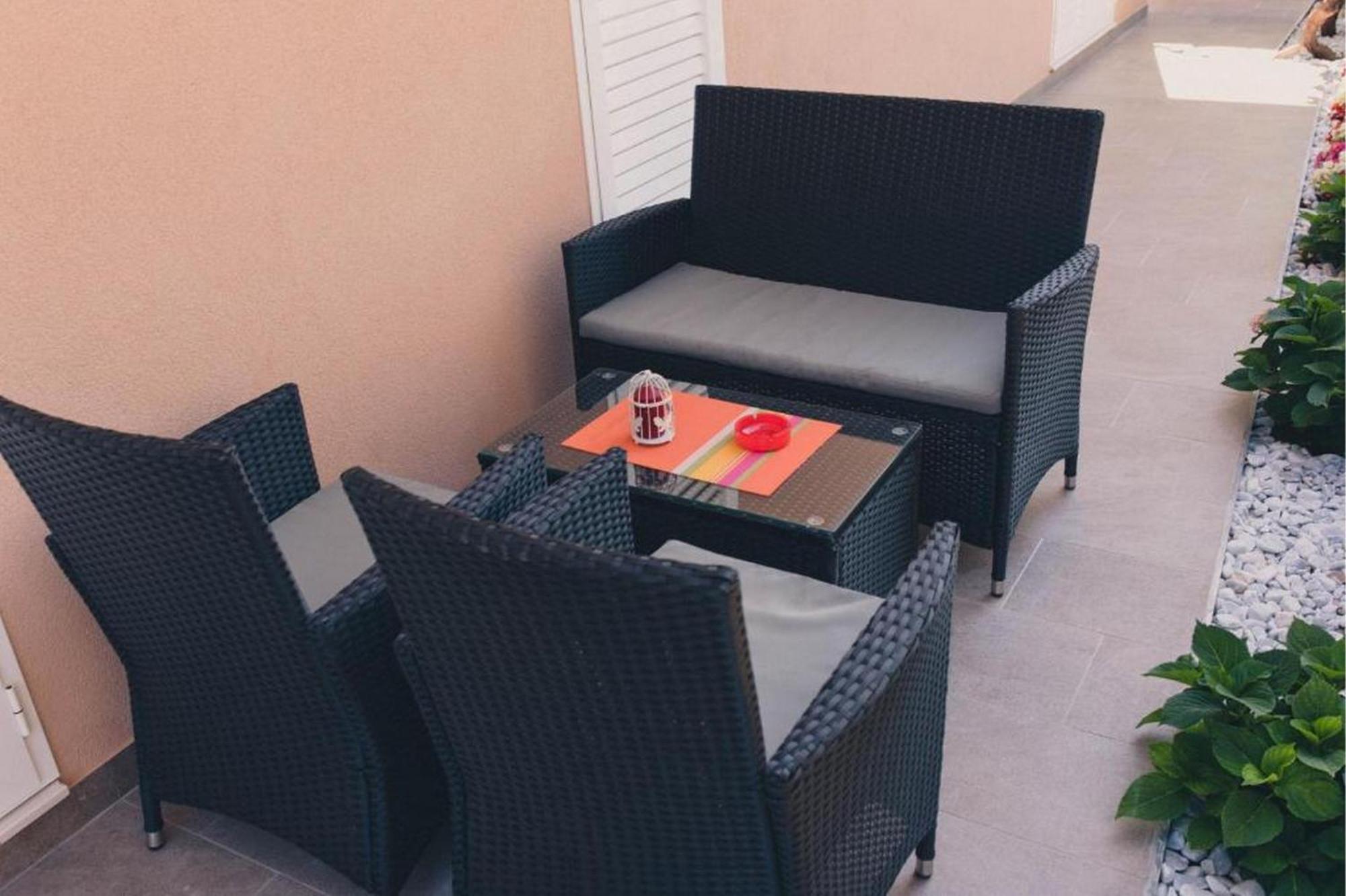 Sunny Garden Apartment *